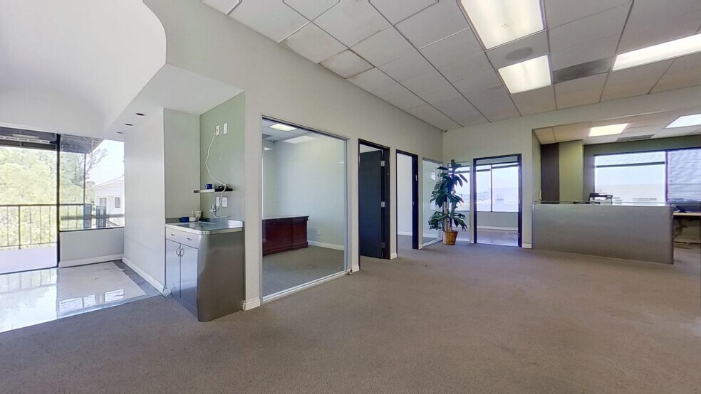 More Photos Of 24011 Ventura Blvd, Calabasas Medical For Lease