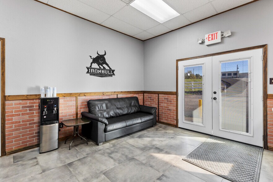 More Photos Of 17490 US Highway 69 S, Tyler Showroom For Sale