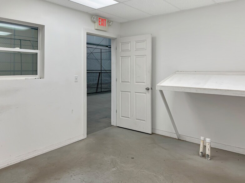 More Photos Of 614 Choctaw st, Alva Flex For Sale