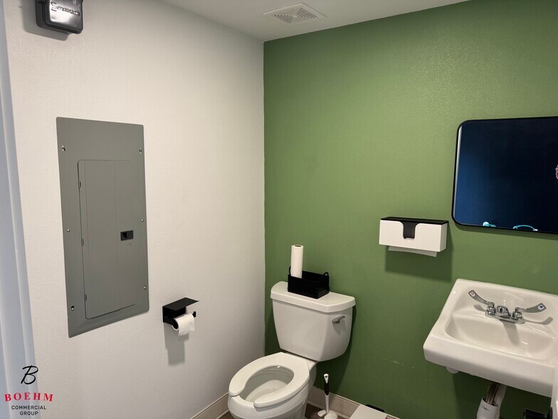 More Photos Of 711 Front St, Comfort Freestanding For Lease