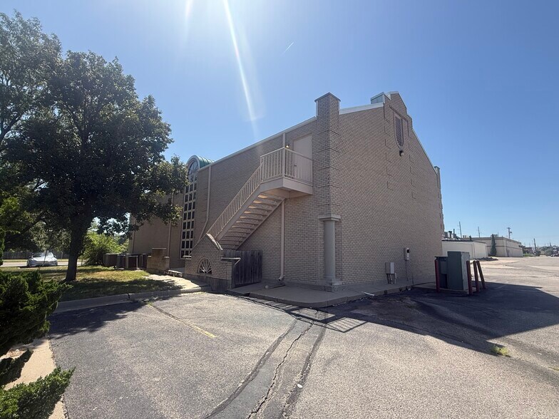 More Photos Of 2251 N Woodlawn Blvd, Wichita Medical For Sale