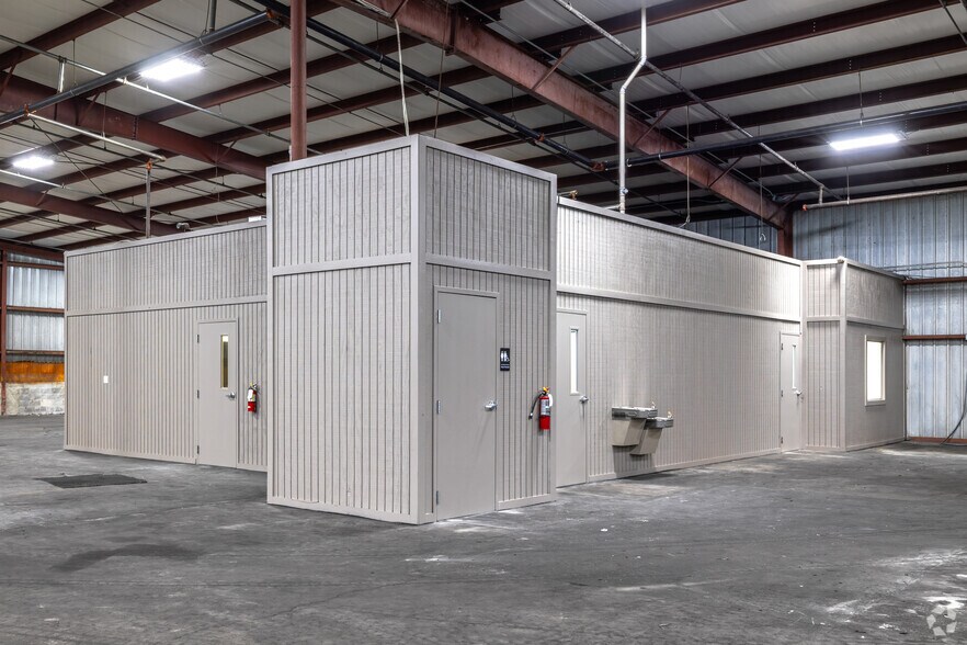 More Photos Of 2910-2930 Maine Ave, Lakeland Distribution For Lease