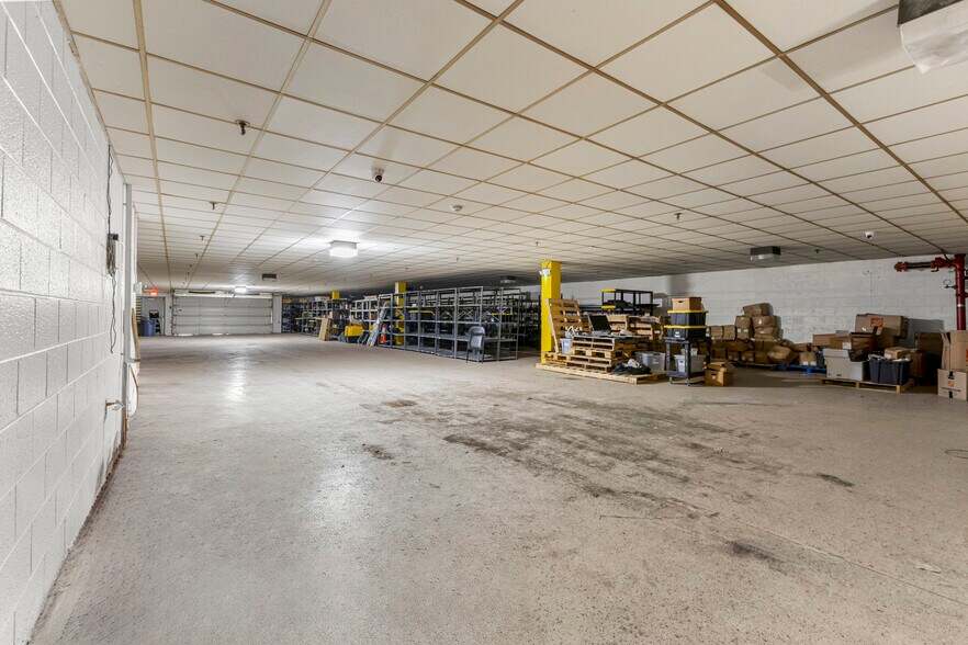 More Photos Of 15360 S Commerce Dr, Dearborn Office For Sale