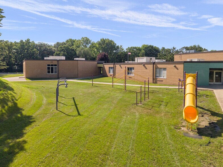 More Photos Of 2201 W 108th St, Bloomington Daycare Center For Lease