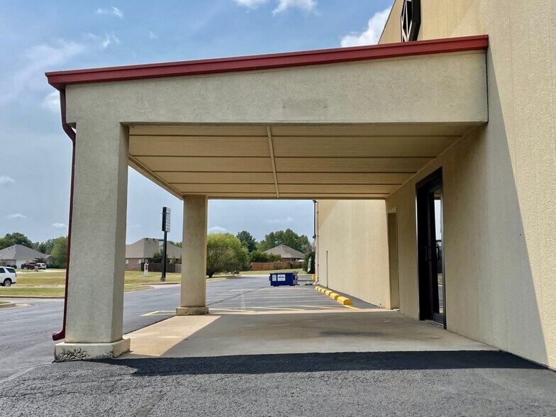 More Photos Of 120 Southwinds Rd, Farmington Restaurant For Sale