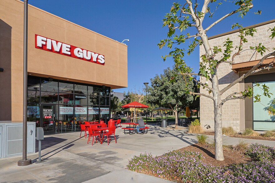 More Photos Of 8420-8440 Balboa Blvd, Northridge Storefront For Lease