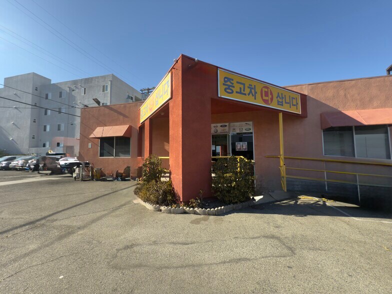 More Photos Of 933 S Western Ave, Los Angeles Auto Dealership For Lease