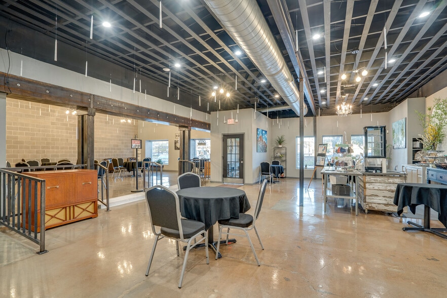 More Photos Of 109-111 S Main St, Irving Restaurant For Sale