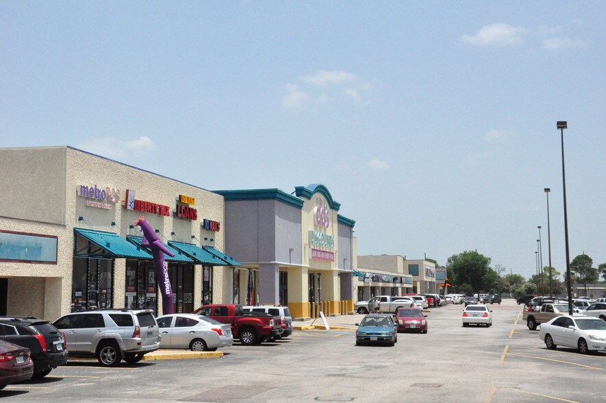 More Photos Of 13030-13190 Veterans Memorial Dr, Houston Unknown For Lease