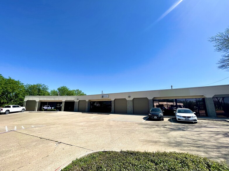 More Photos Of 4200 N Main St, Fort Worth Flex For Lease
