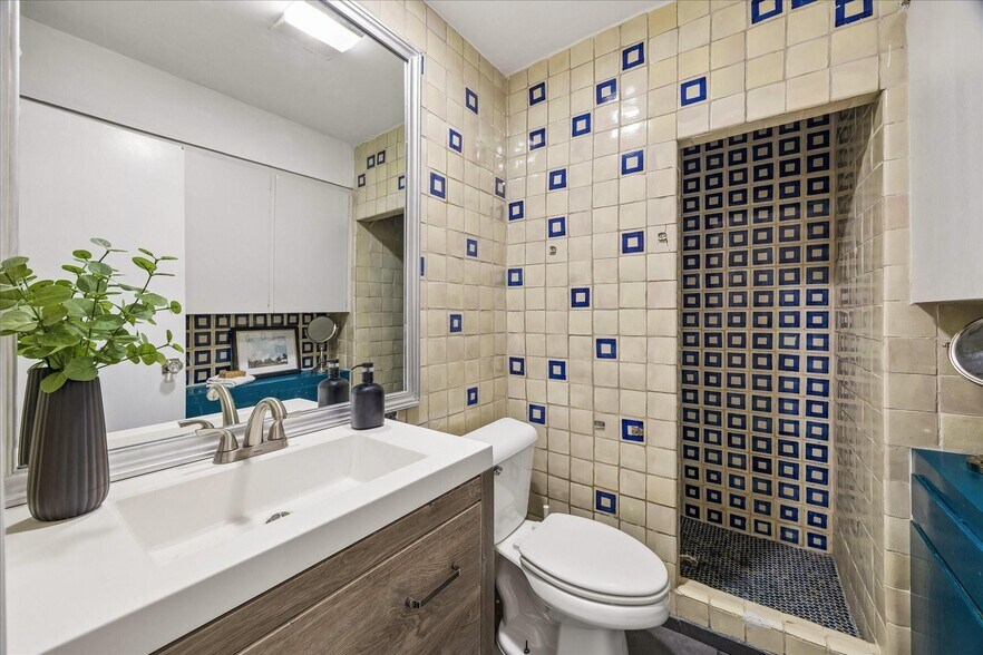 More Photos Of 1812 Kane St, Houston Office Residential For Sale