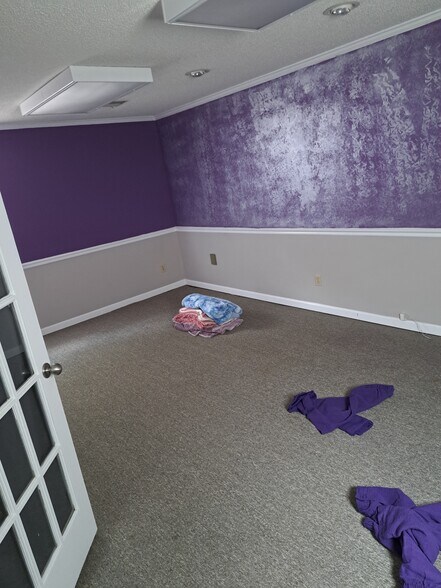 More Photos Of 370 W Stonewall Ave, Fayetteville Office For Sale