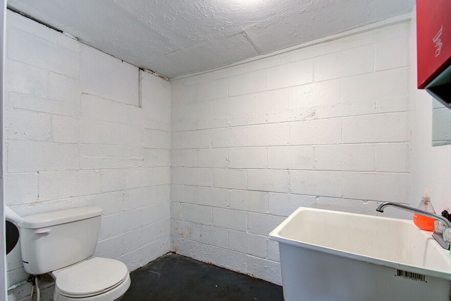 More Photos Of 4451 Old Allisonville Rd, Indianapolis Office For Sale