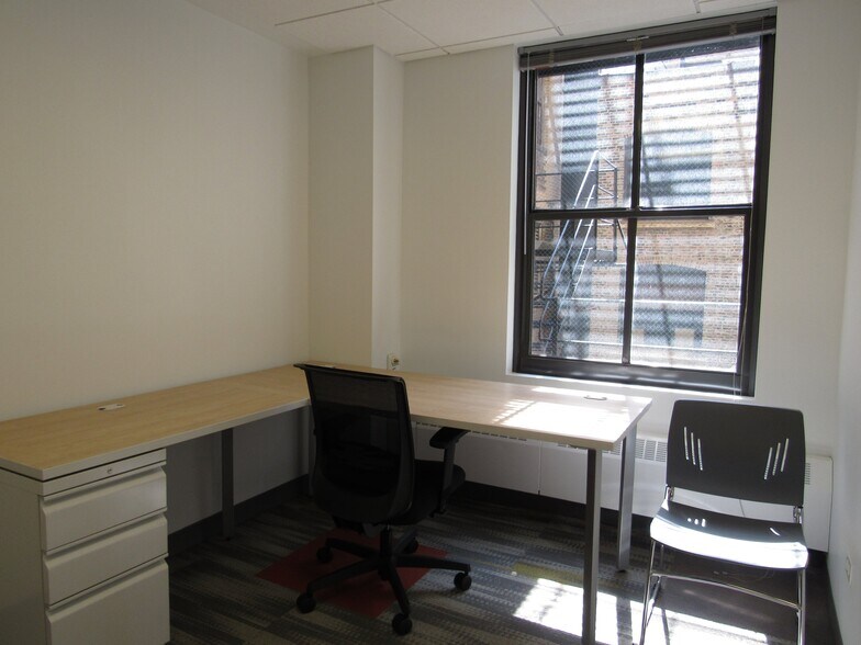 More Photos Of 100 N LaSalle St, Chicago Office For Lease