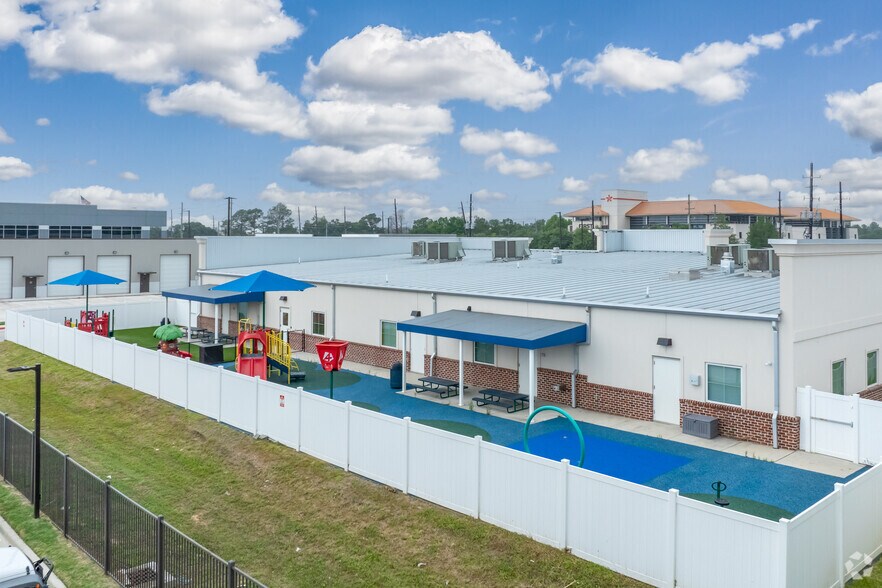 More Photos Of 15221 Spencer Rd, Houston General Retail For Lease