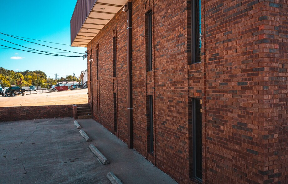 More Photos Of 216 W 2nd St, Dixon Bank For Sale