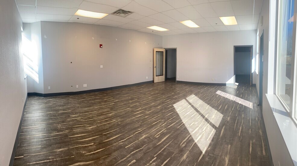 More Photos Of 360 S Adkins Way, Meridian Showroom For Lease
