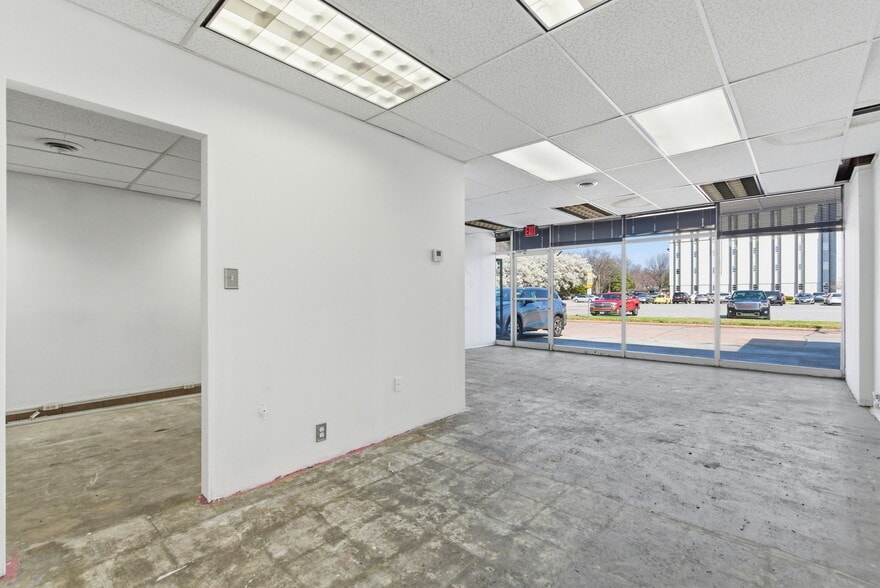 More Photos Of 1718 E Meadowmere St, Springfield General Retail For Lease