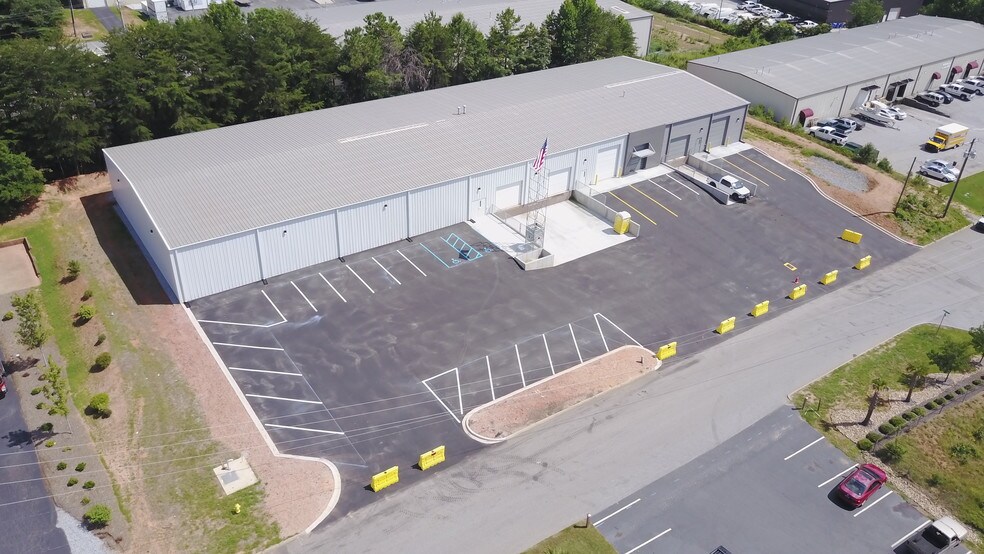 More Photos Of 17 International Ct, Greenville Warehouse For Lease