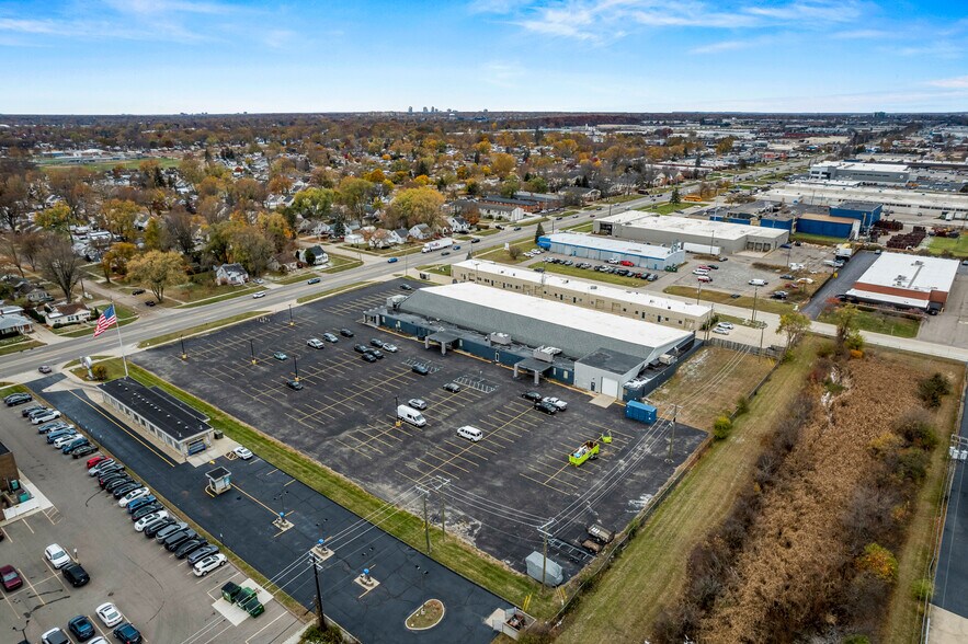 More Photos Of 400 W Maple Rd, Troy Office For Sale