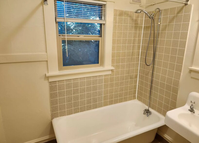 More Photos Of 2737 NW Upshur St, Portland Apartments For Sale