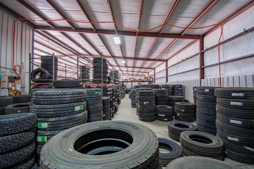 Primary Photo Of 209 Park Place Blvd, Kenedy Auto Repair For Sale