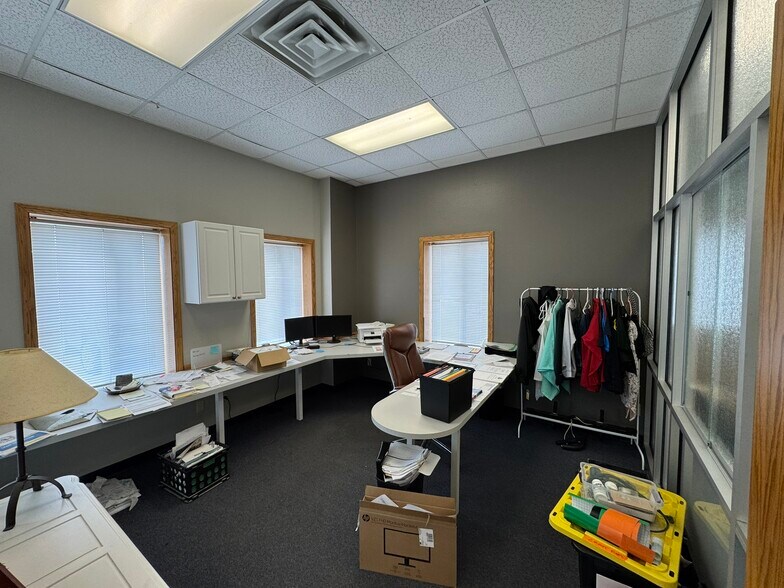 More Photos Of 1125 W Tuckaway Ln, Menasha Showroom For Lease