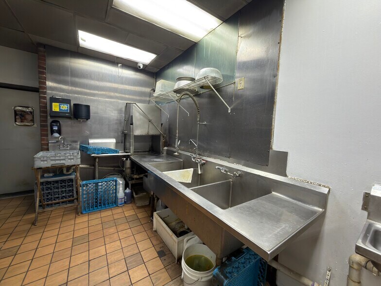 More Photos Of 10120-10160 W 119th St, Overland Park Freestanding For Lease