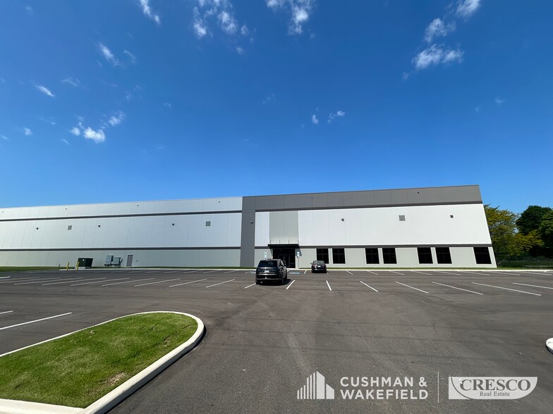 More Photos Of 2001 Victoria St, Warren Distribution For Lease