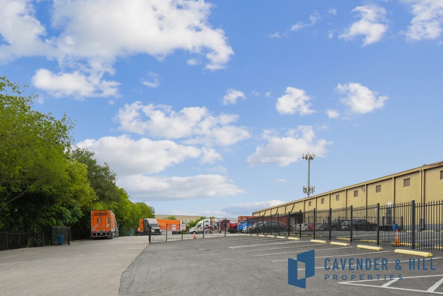 More Photos Of 3200 E Houston St, San Antonio Warehouse For Sale