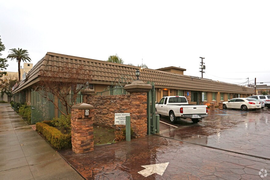 Primary Photo Of 2900 Fresno St, Fresno Medical For Lease