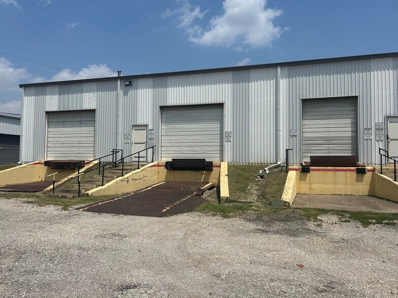 More Photos Of 1809 S Peyco Dr, Arlington Warehouse For Sale