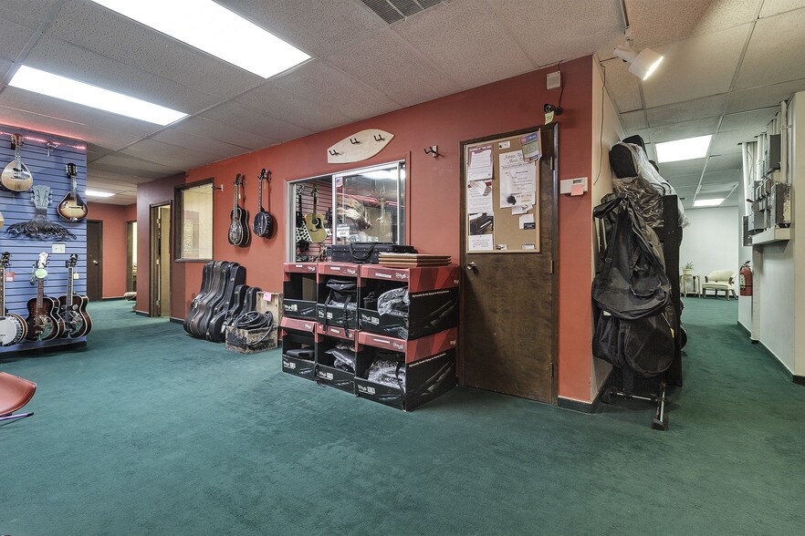 More Photos Of 1105 N Riverside Ave, Medford Freestanding For Sale