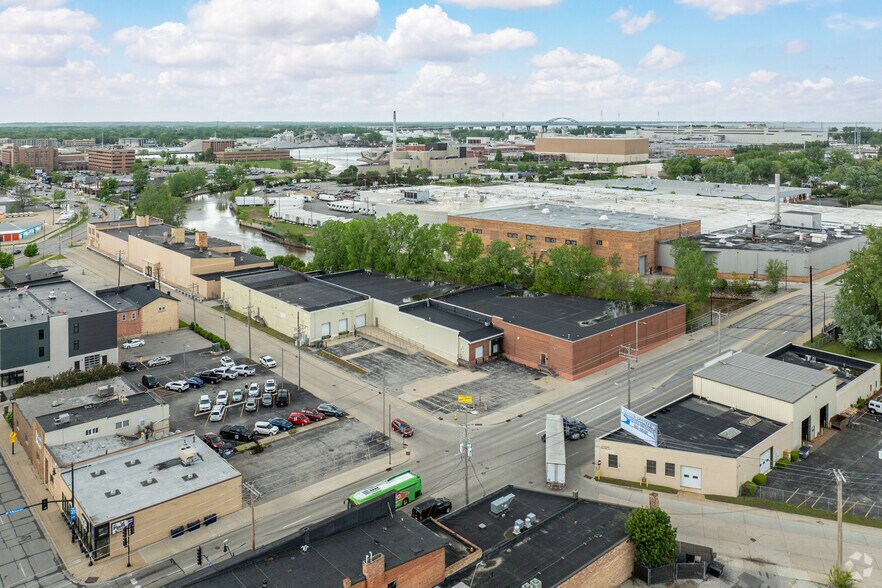 More Photos Of 929 Cedar St, Green Bay Warehouse For Lease