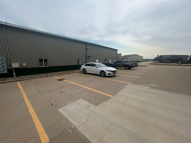 More Photos Of 416 Olympia Dr, Bloomington Warehouse For Lease