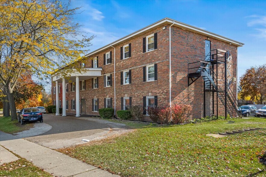 More Photos Of 1020 W Hillcrest Dr, Dekalb Sorority Fraternity House For Sale