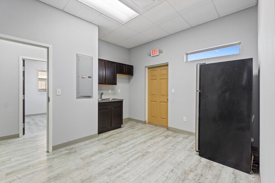 More Photos Of 105 Park Place Blvd, Davenport Medical For Sale