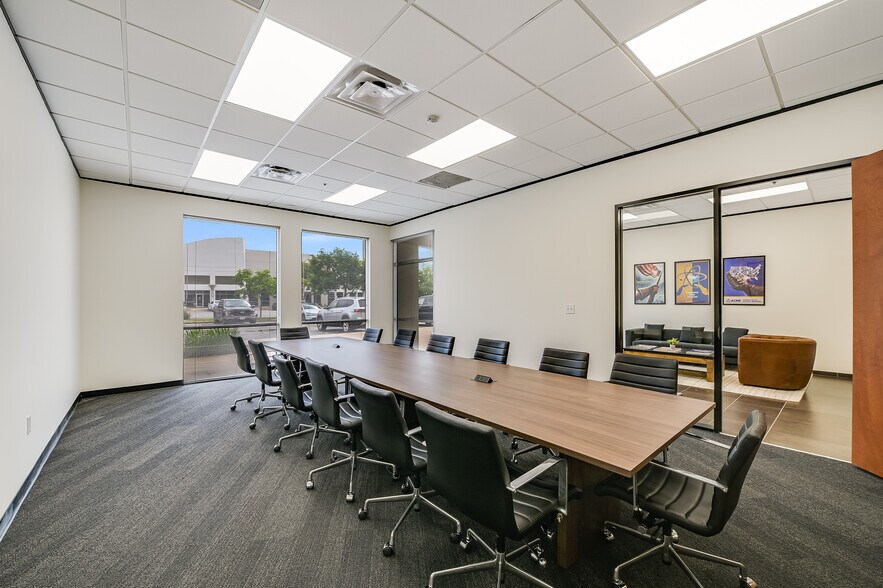More Photos Of 1340 Airport Commerce Dr, Austin Warehouse For Lease