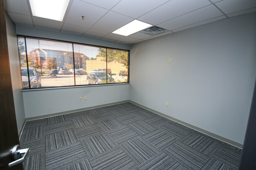 More Photos Of 825 Northgate Blvd, New Albany Office For Lease