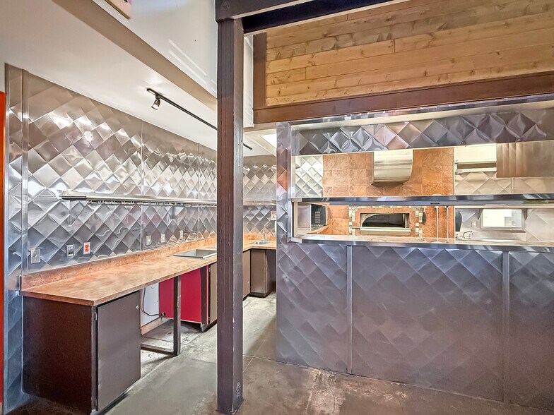 More Photos Of 594 NE Bellevue Ct, Bend Restaurant For Sale