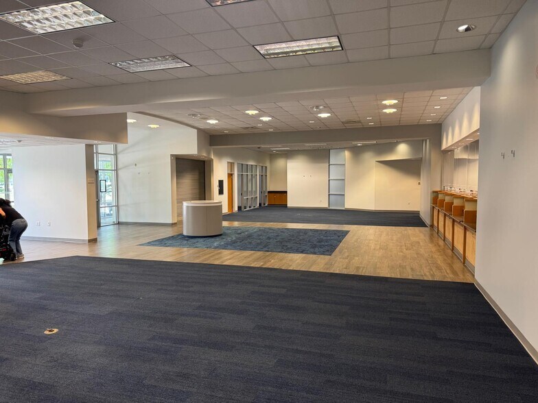 More Photos Of 1855 W Bay Area Blvd, Webster Bank For Lease