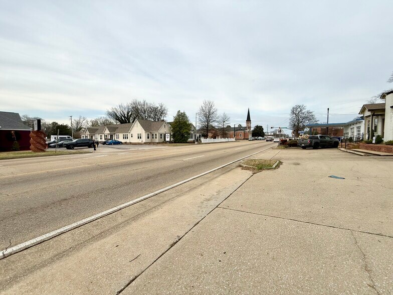 More Photos Of 208 N Gloster St, Tupelo Office For Sale