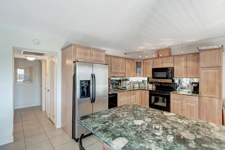 More Photos Of 23 Royal Palm Pointe, Vero Beach Restaurant For Sale