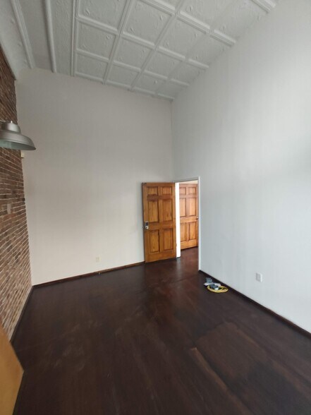 More Photos Of 163 E Center St, Marion Office For Lease