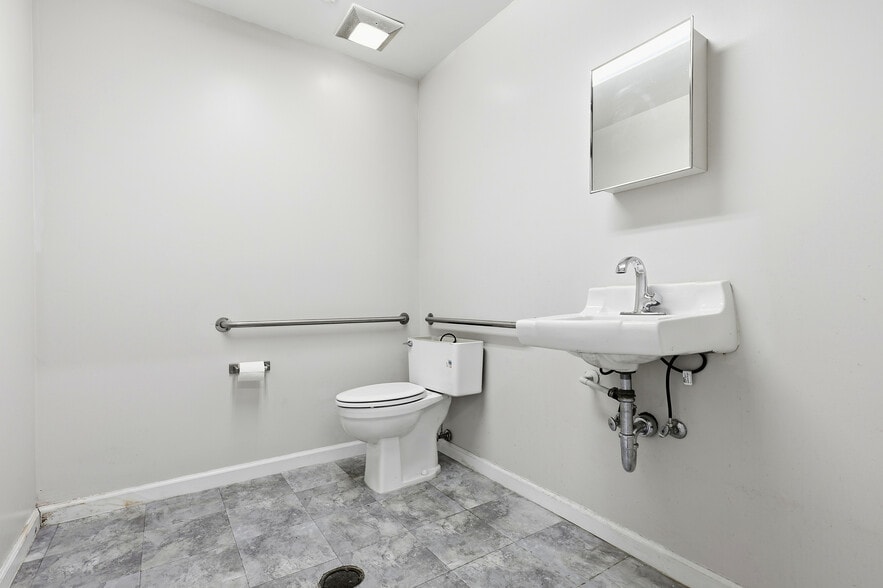 More Photos Of 1555 Yosemite Ave, San Francisco Warehouse For Sale