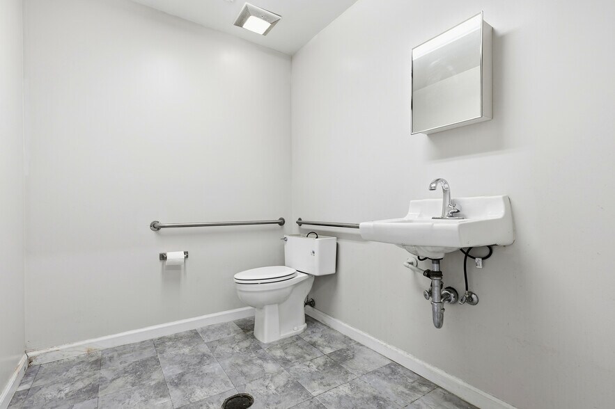 More Photos Of 1555 Yosemite Ave, San Francisco Warehouse For Sale