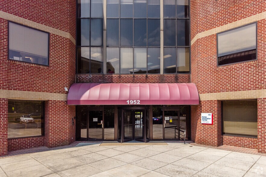 More Photos Of 1952 Gallows Rd, Vienna Office For Lease