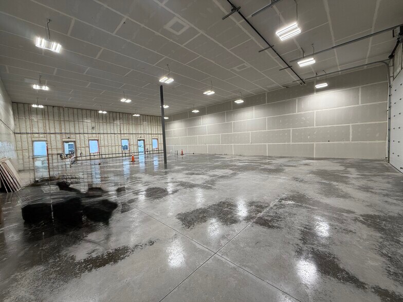 More Photos Of 526 39 St N, Lethbridge Warehouse For Lease