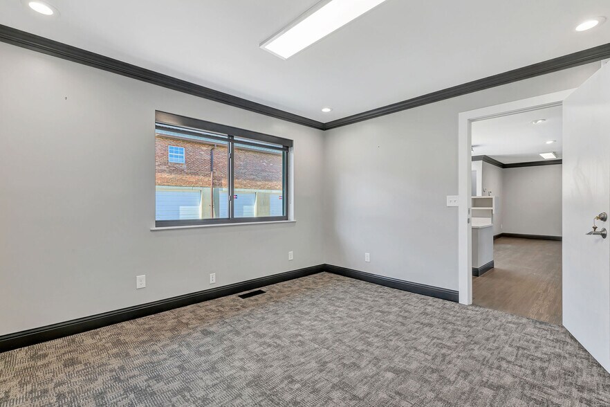 More Photos Of 2327 Anderson Rd, Crescent Springs Office For Lease