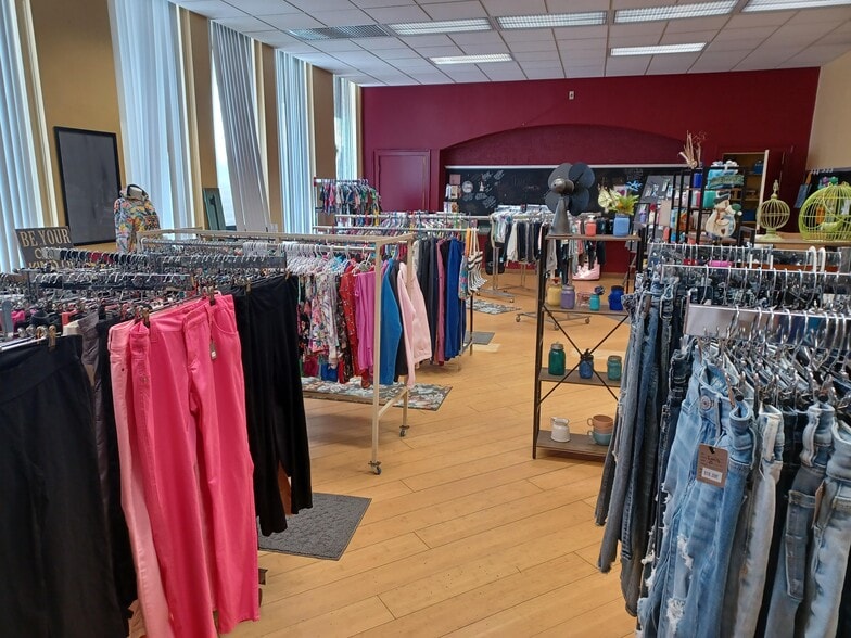 More Photos Of 1034 S 18th St, Manitowoc Flex For Lease